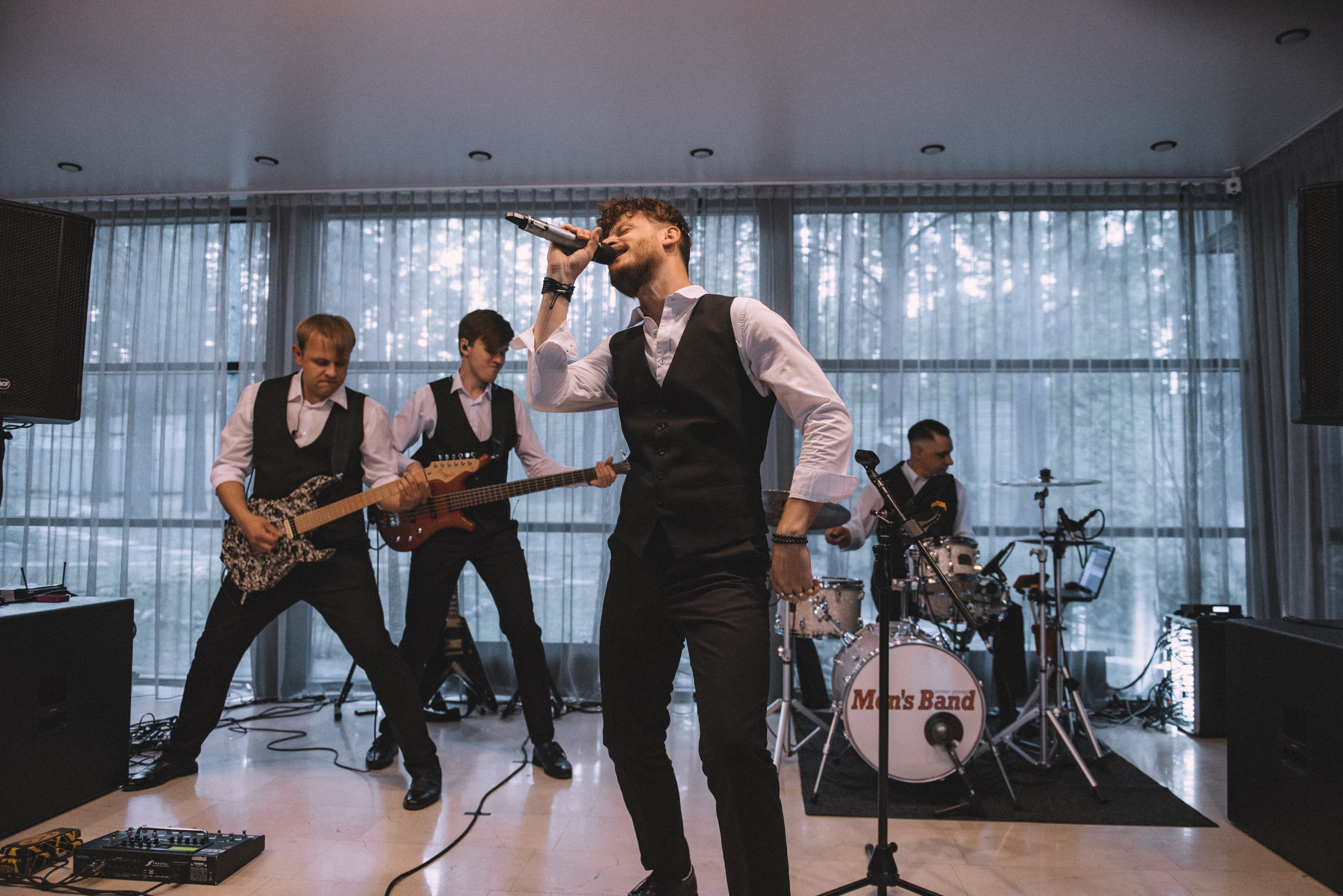Выступление группы Men's Band