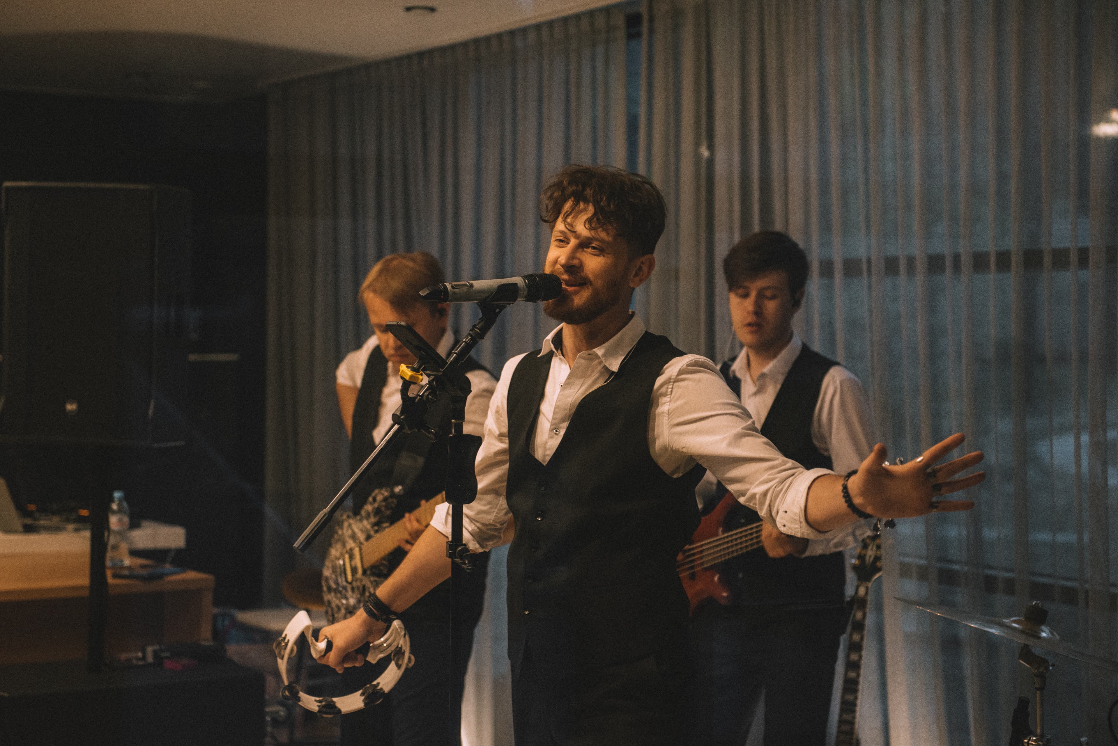 Выступление группы Men's Band